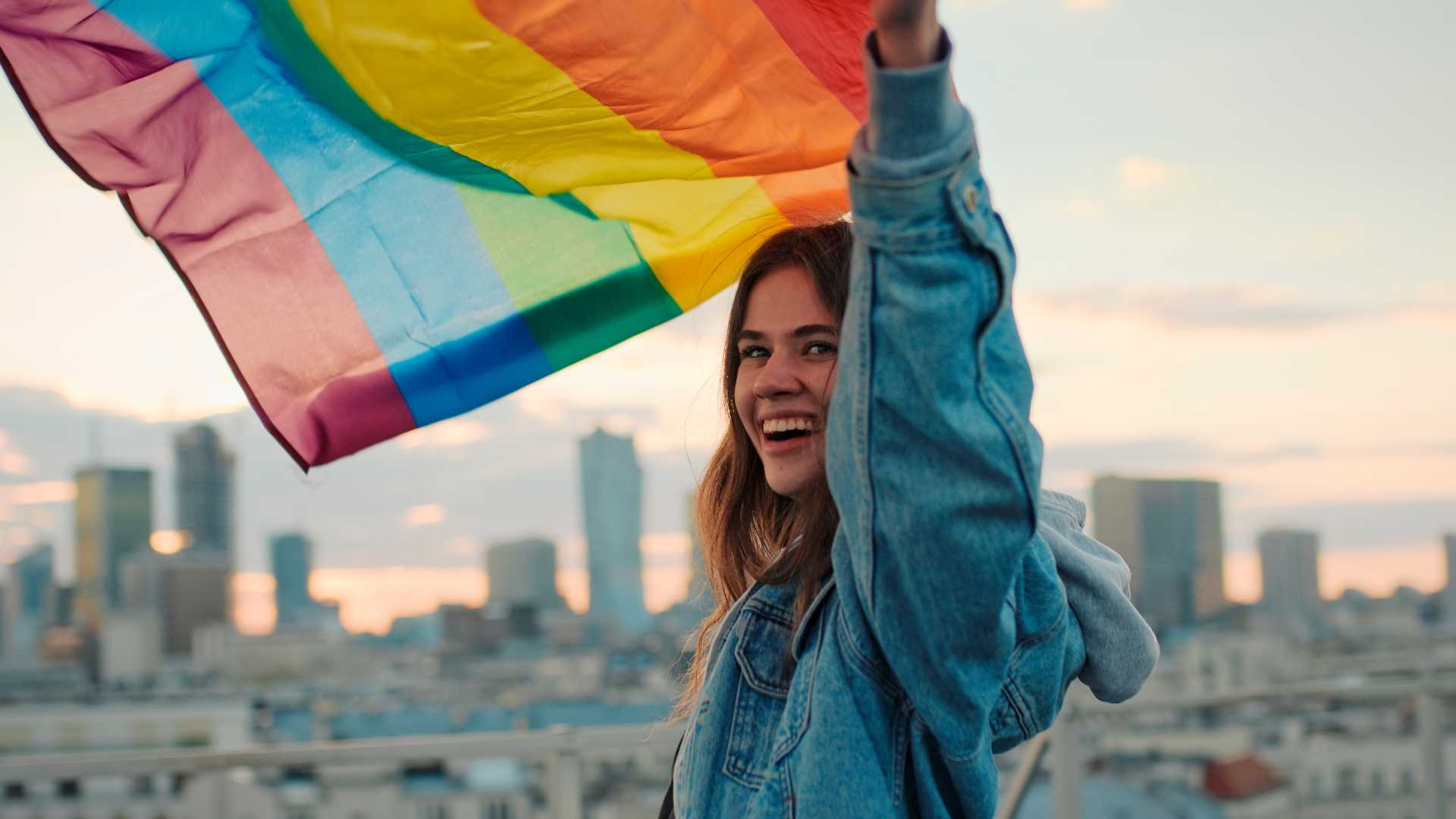 femme avec un drapeau LGBT
